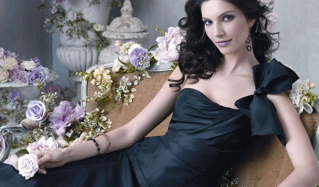 Девушка среди роз