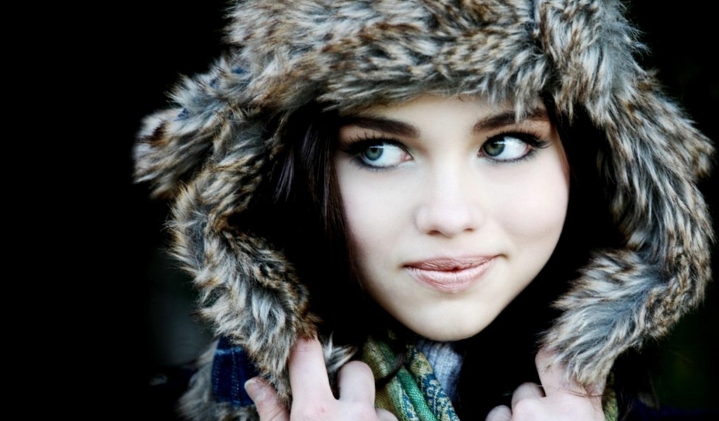 Девушка в меховой шапке
