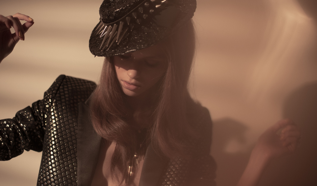 Девушка в чёрной шляпе