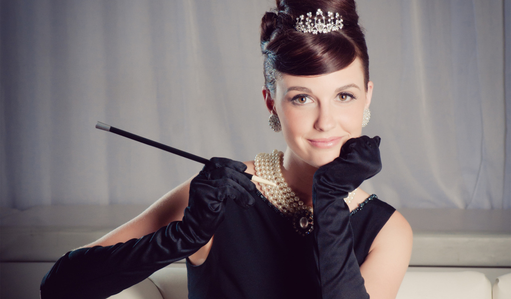 Девушка в чёрном наряде