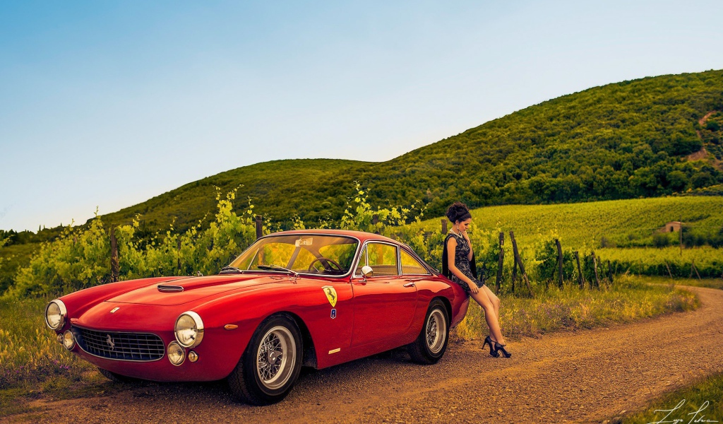 Девушка в платье возле автомобиля