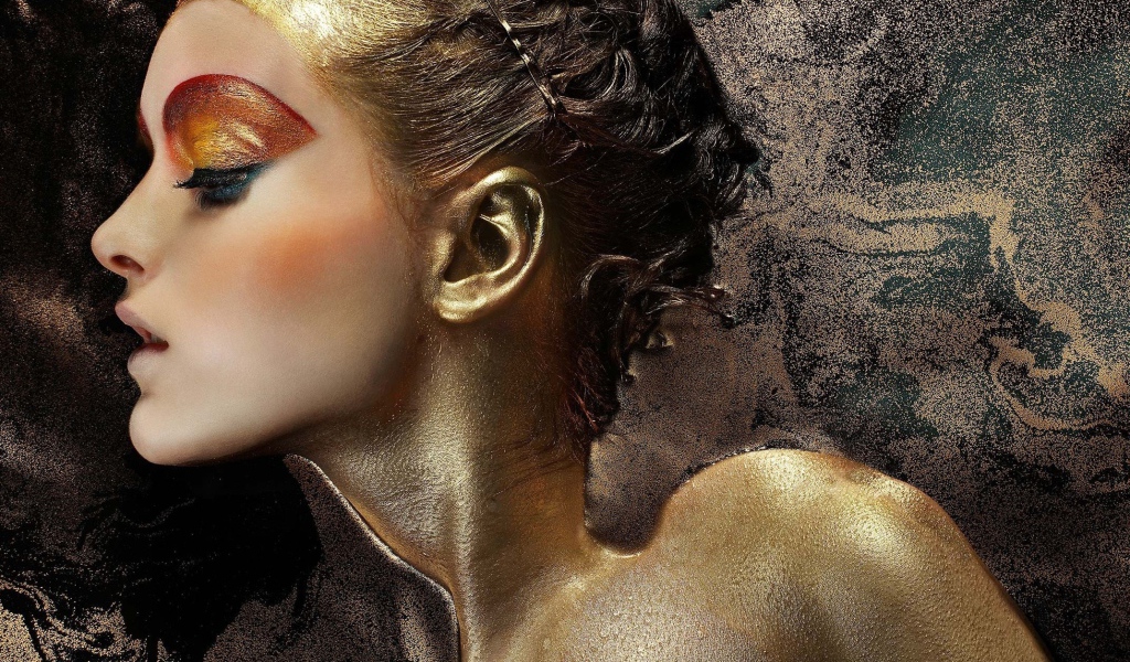 Девушка в золотой пыльце