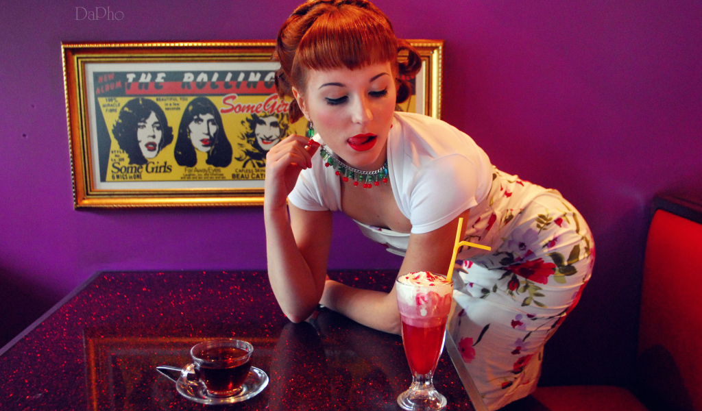 Девушка в кафе