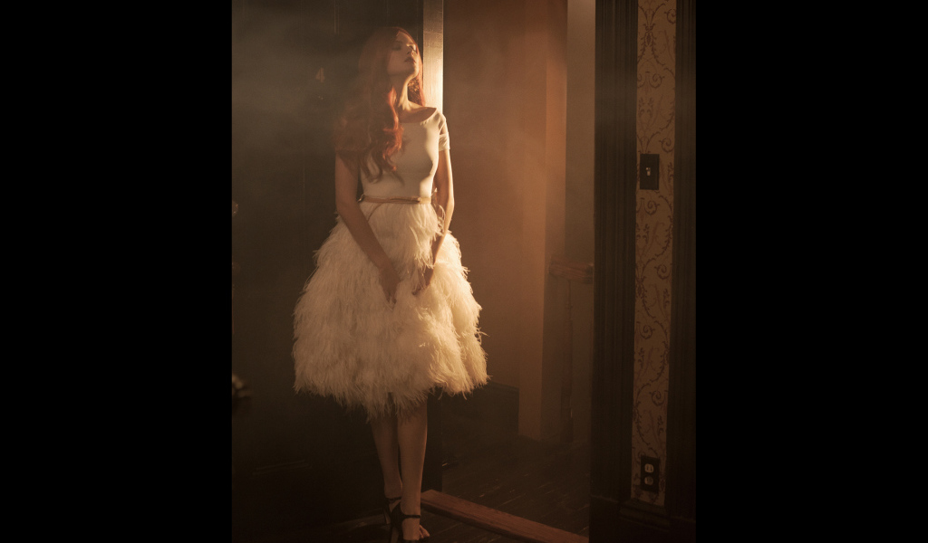 Девушка в белом красивом платье