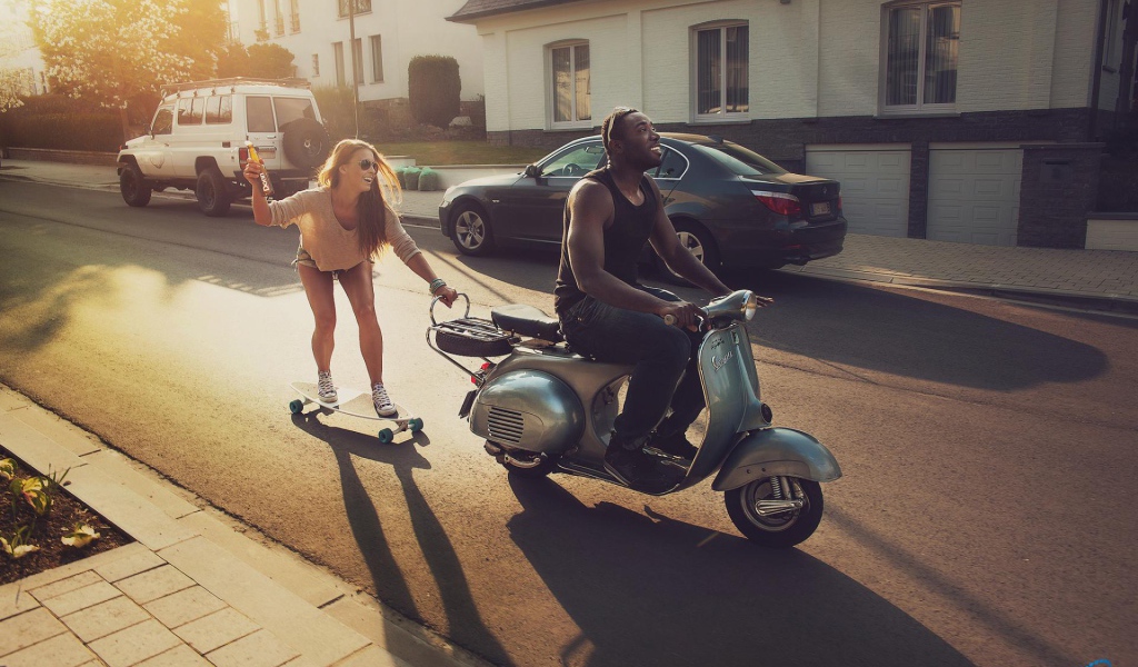 Девушка едет на скейтборде