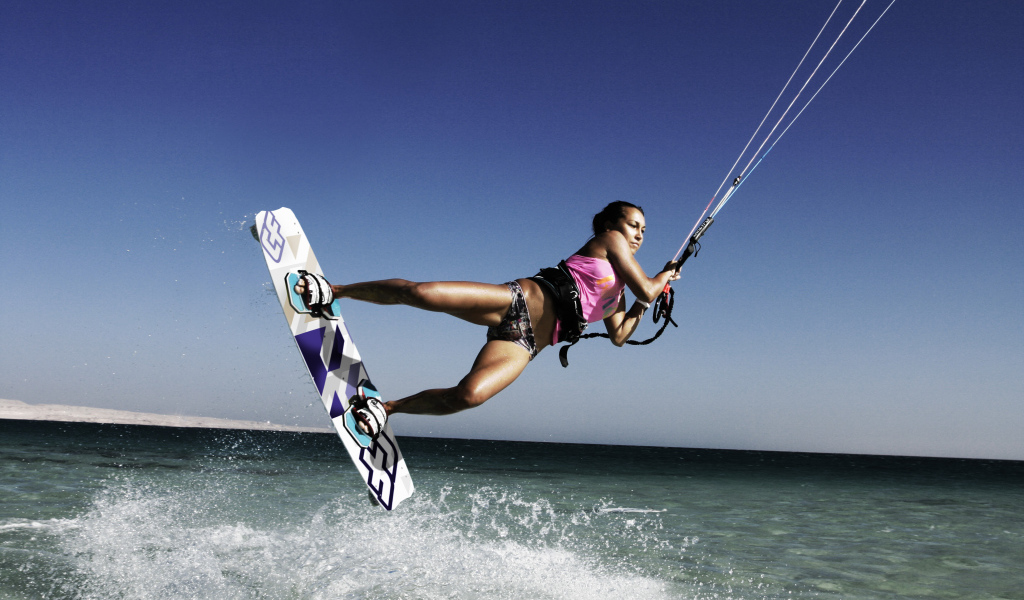 Девушка заниматься кайтингом