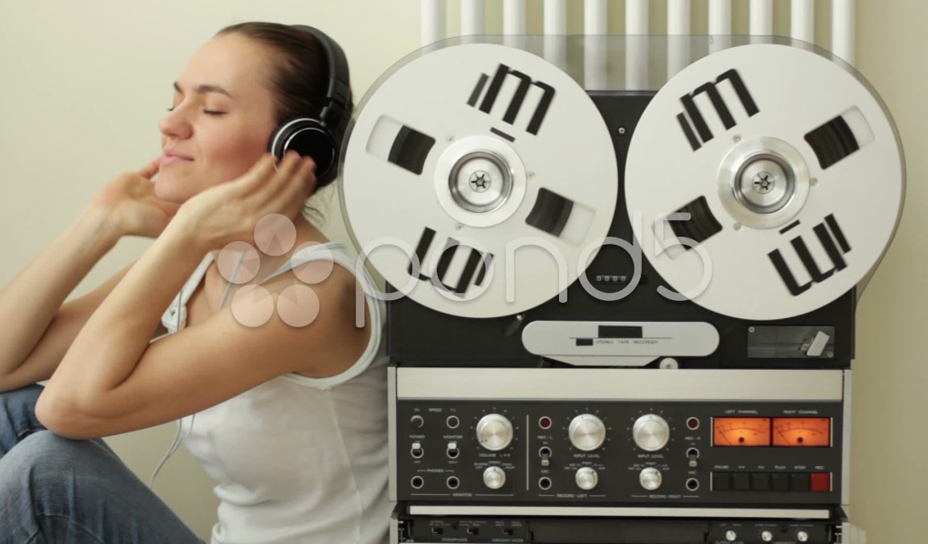 Девушка меломанка