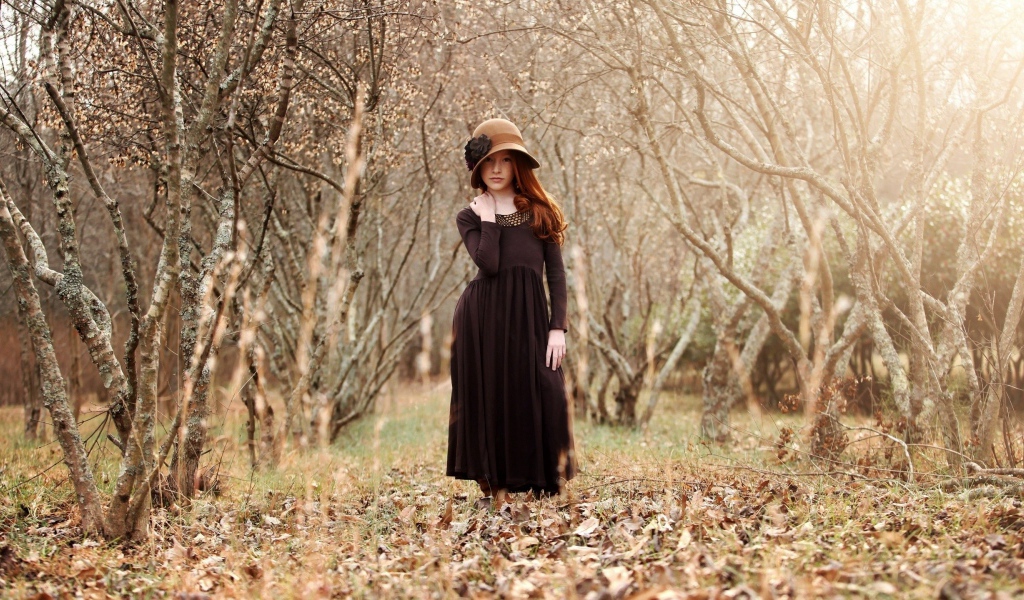 Девушка на осенней листве