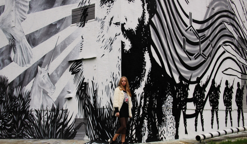 Девушка на фоне граффити