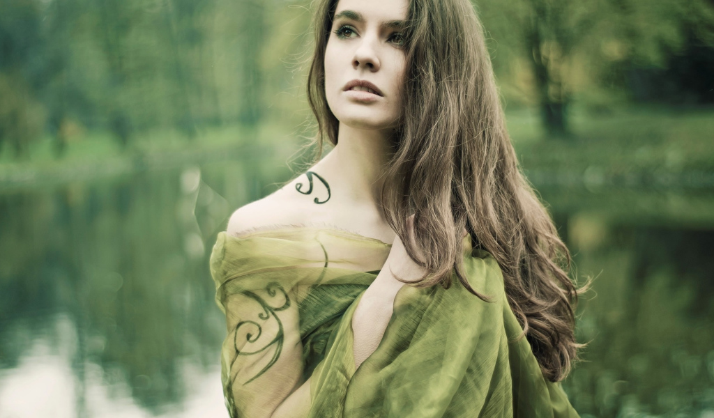 Девушка на природе с татуировкой на руке