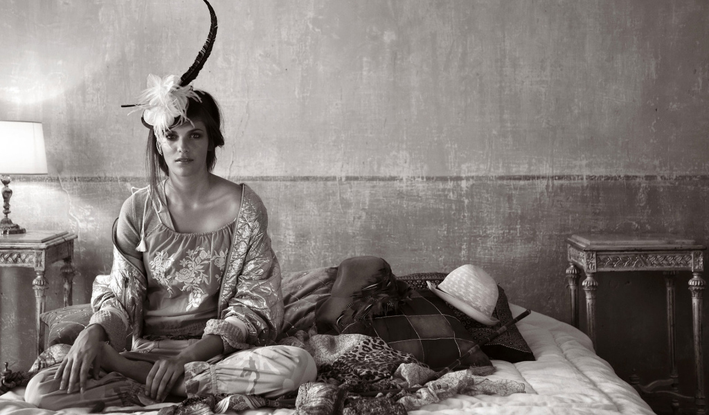 Девушка на кровати, ретро