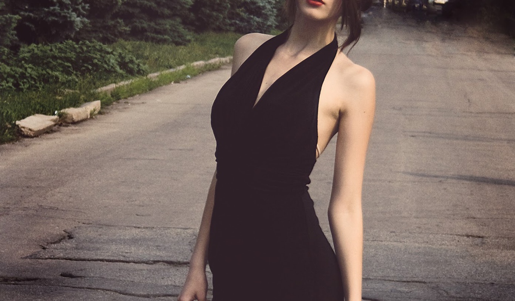 Девушка с цветком в волосах