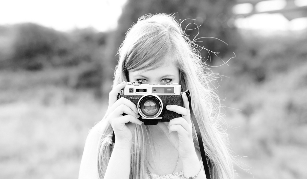 Девушка с фотоаппаратом, чёрно-белое фото
