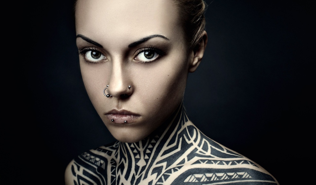 Девушка с пирсингом и татуировкой