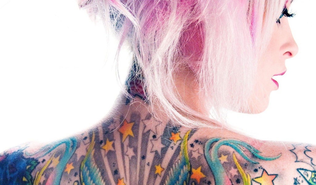 Девушка с розовыми волосами и татуировкой на спине