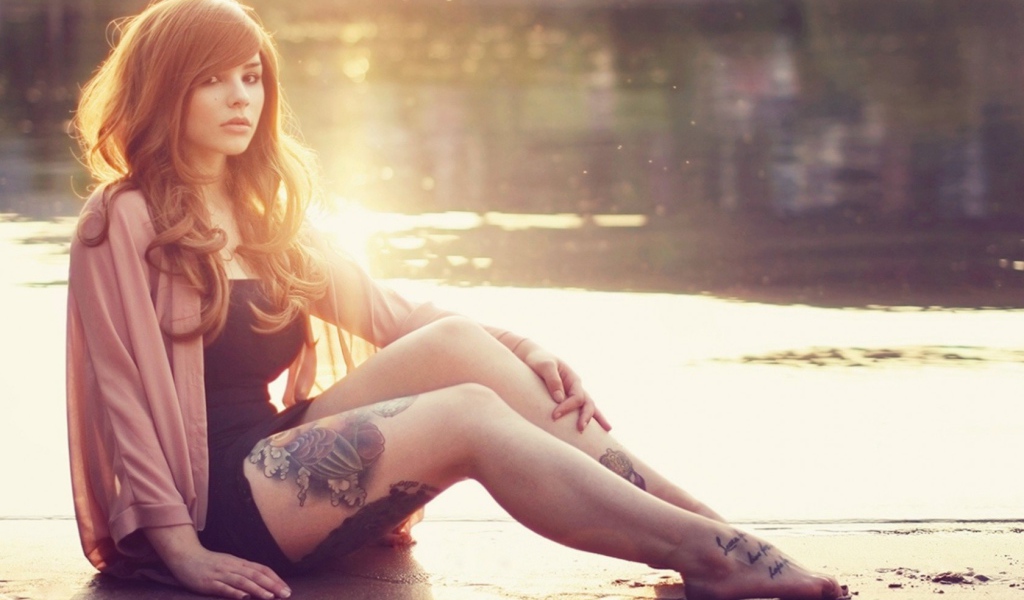 Девушка с татуировкой на ноге