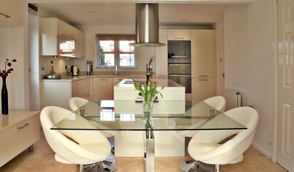 Стеклянный стол в столовой