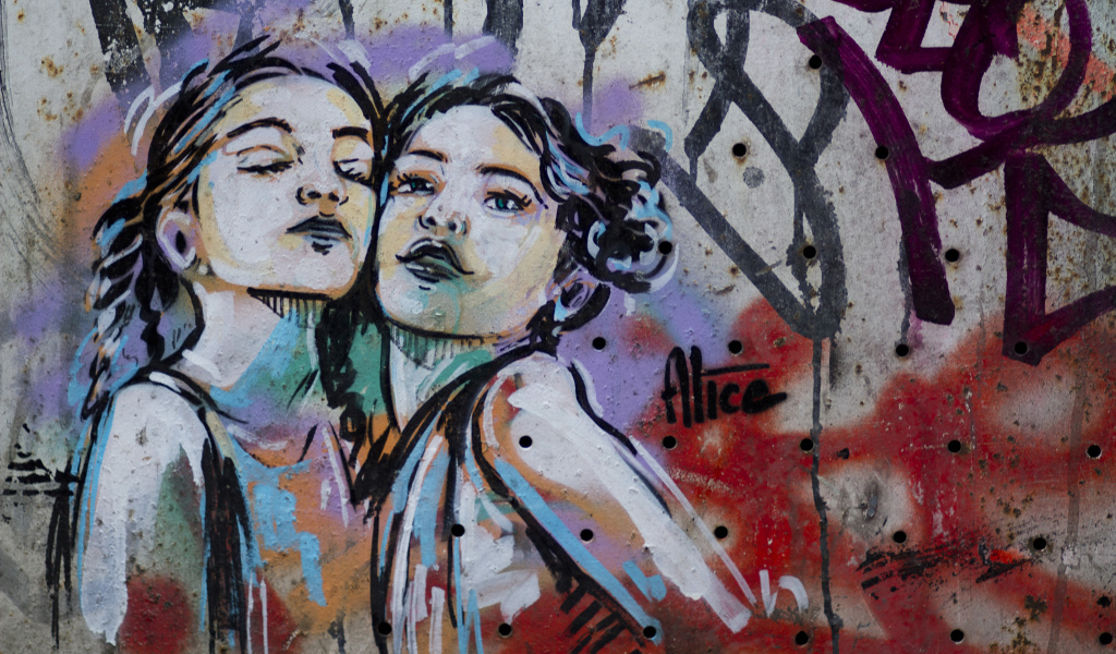 Граффити, две девочки