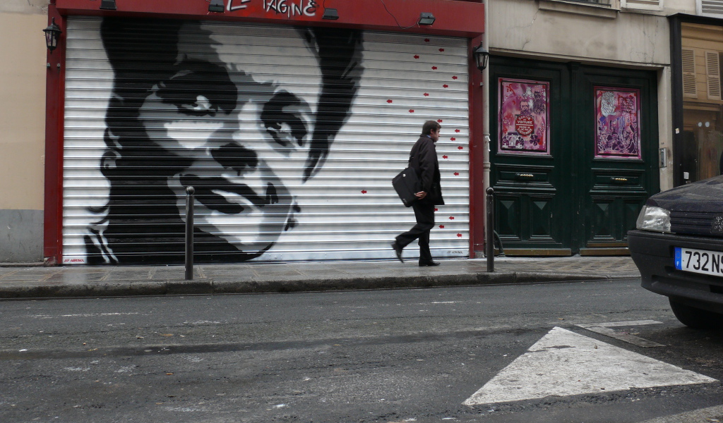 Граффити с улыбающимся человеком