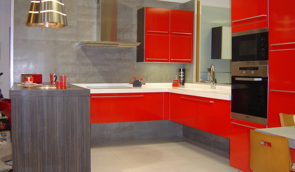Серый и красный цвет на кухне