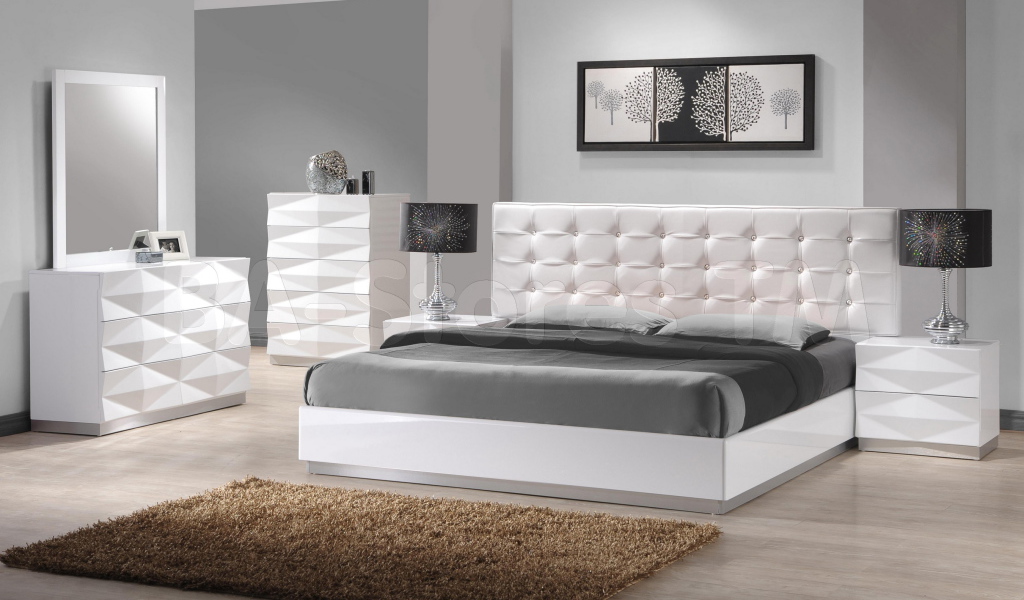 Серая кровать в спальне