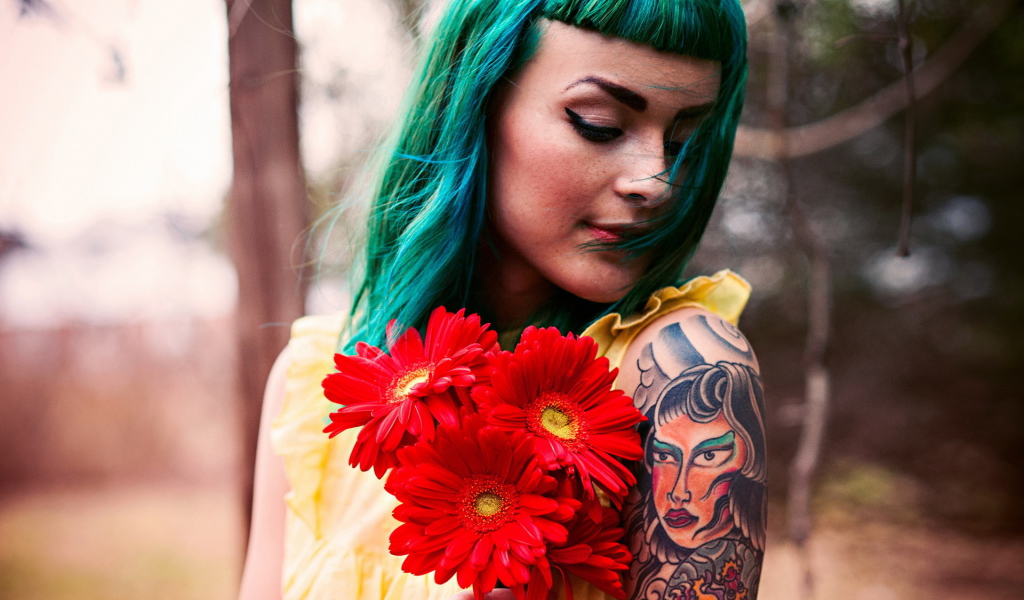 Зеленоволосая девушка с тату