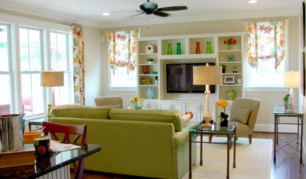 Зеленый диван в гостиной