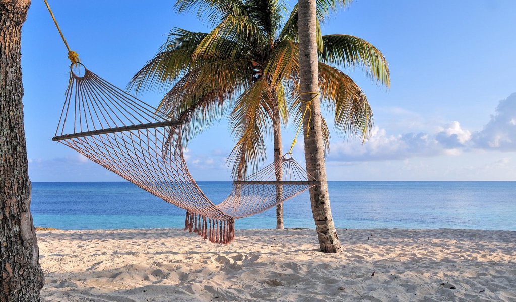 Гамак на пляже на курорте Гуардалавака, Куба