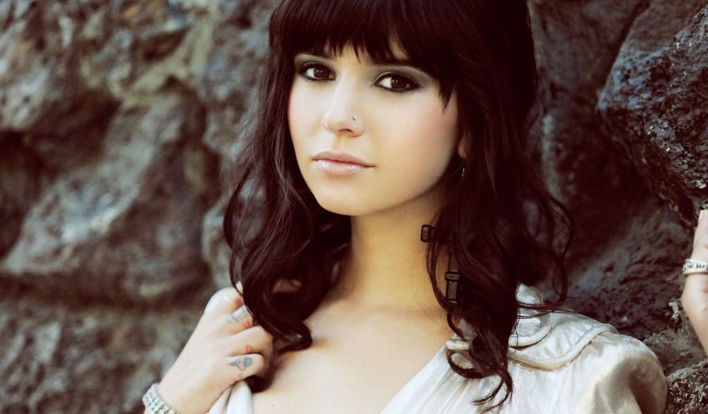 Ханна с тату на пальцах