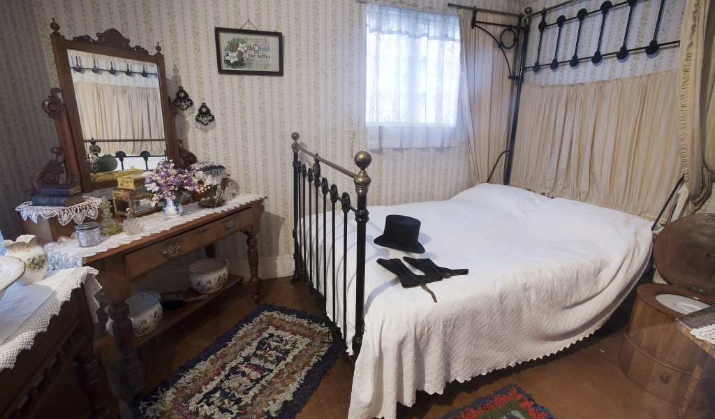 Шляпа на кровати в спальне