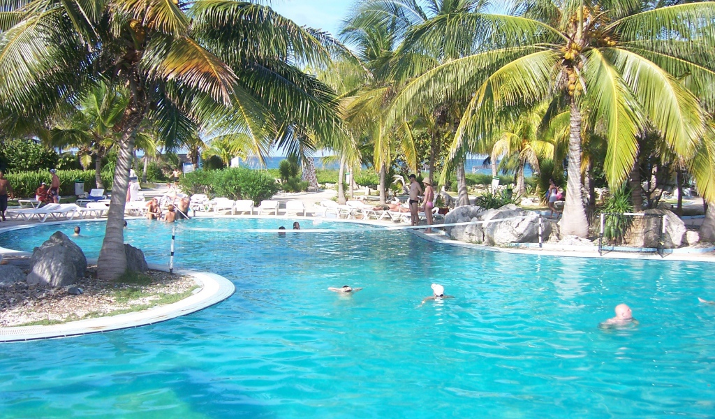 Бассейн в отеле на курорте Кайо Коко, Куба