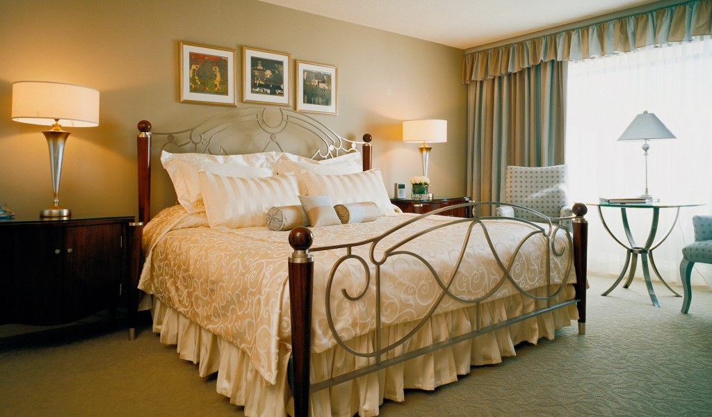 Железная кровать в спальне