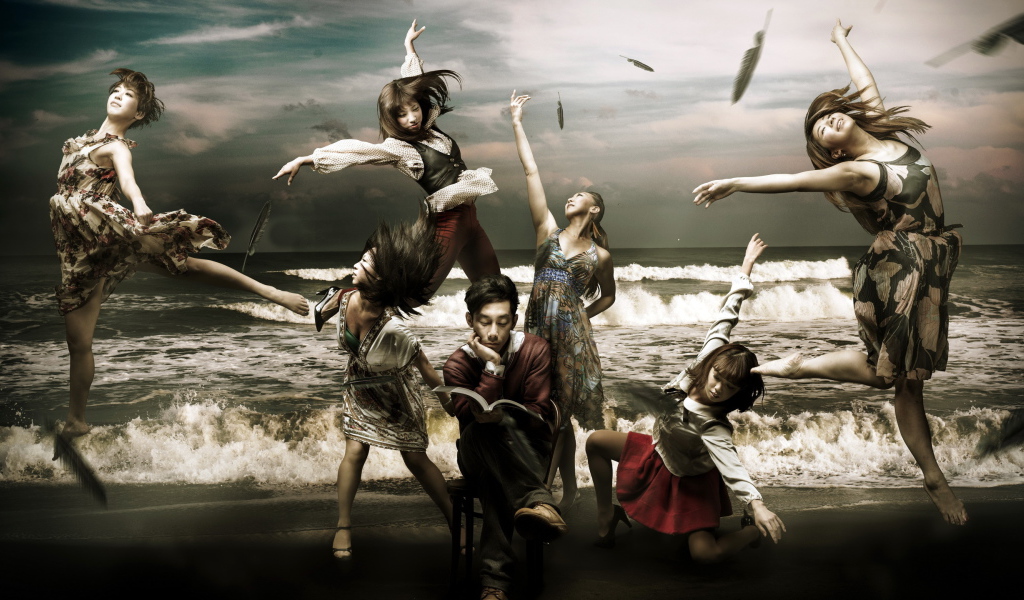Японские балерины на фоне моря