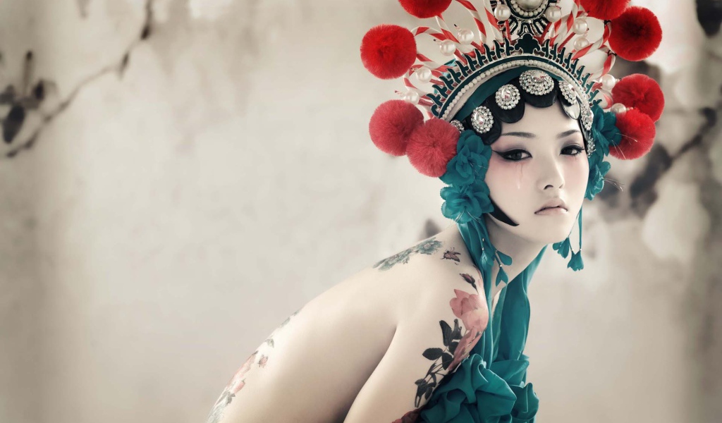 Японская девушка с татуировками