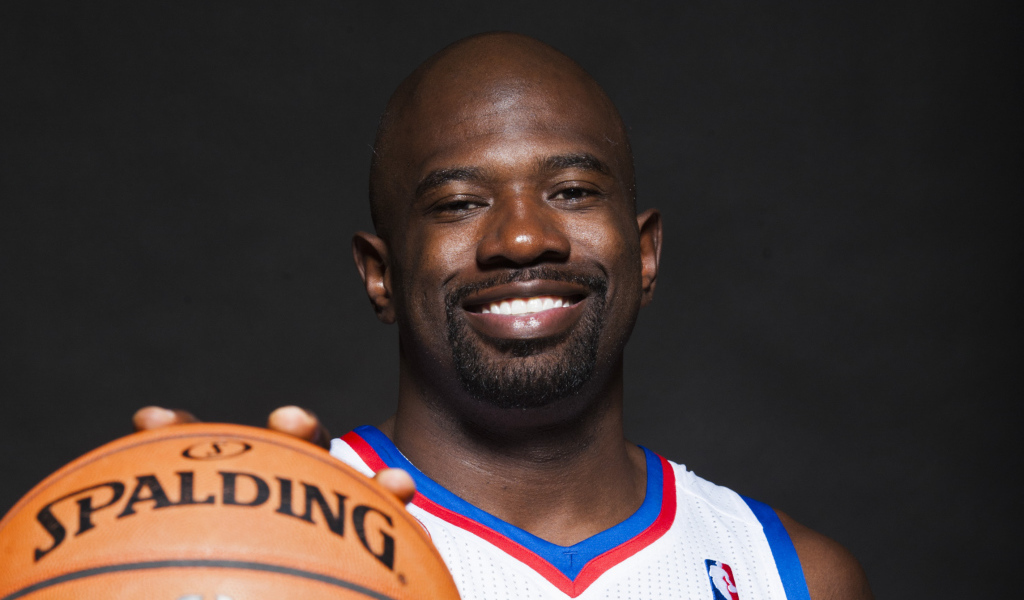 Джейсон Ричардсон с баскетбольным мячом