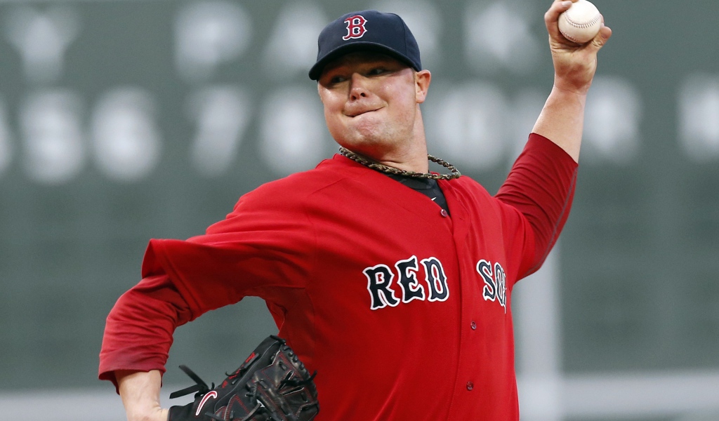 Джон Лестер бросает бейсбольный мяч