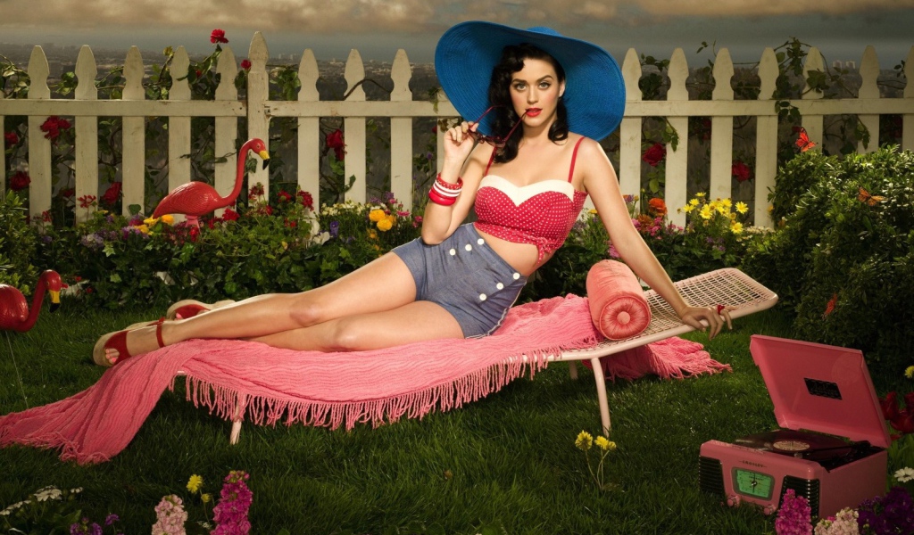 Кэти Перри в синей шляпе