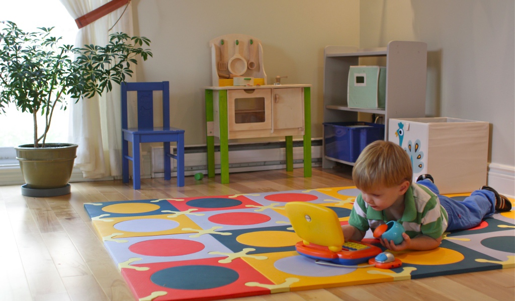 Малыш играет в детской комнате