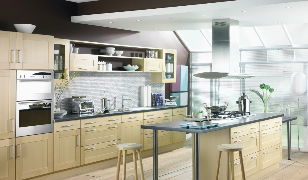 Кухня с большими окнами