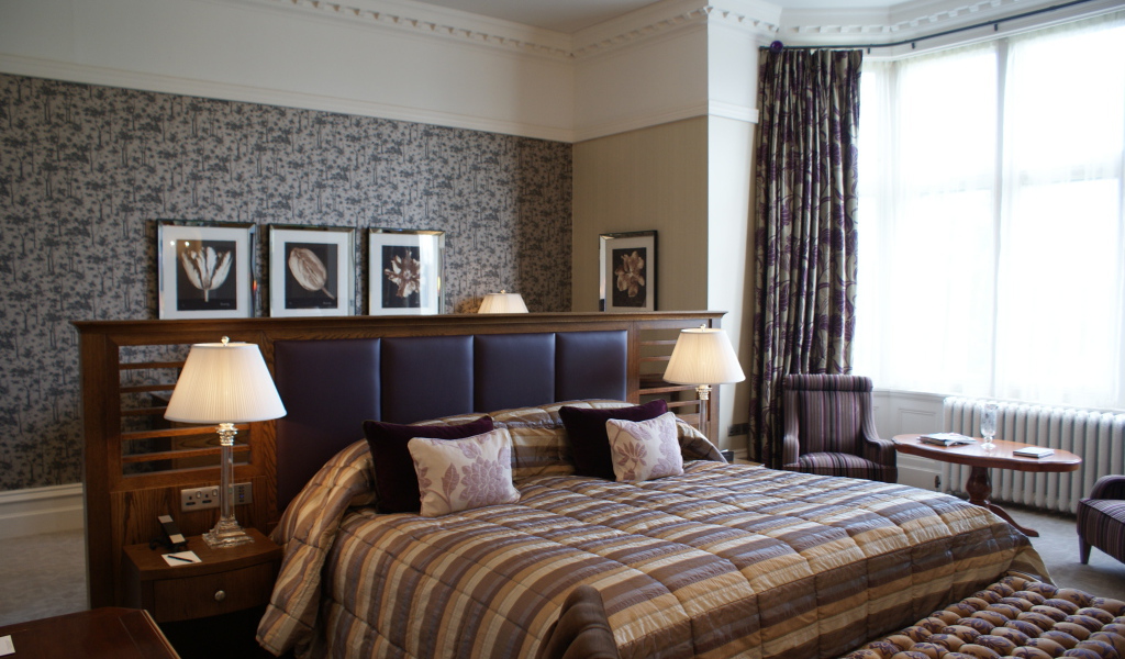 Большая кровать с кожаной спинкой