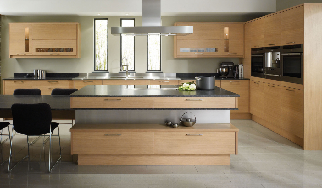 Просторная светлая кухня