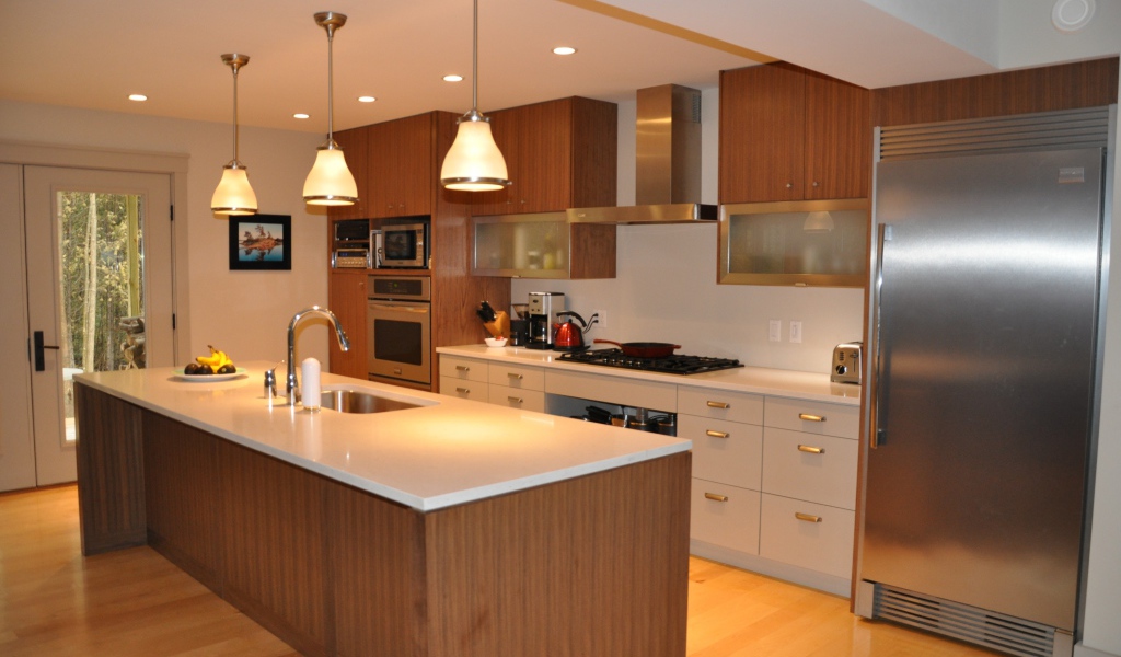 Большой холодильник на кухне