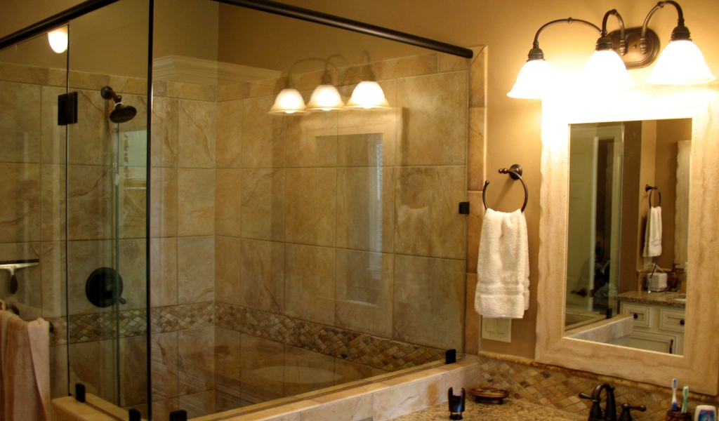 Просторная душевая кабина в ванной