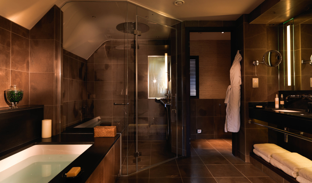 Большая душевая кабина в ванной комнате