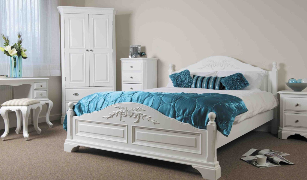 Большая белая кровать в спальне