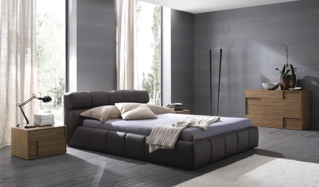 Кожаная кровать в спальне