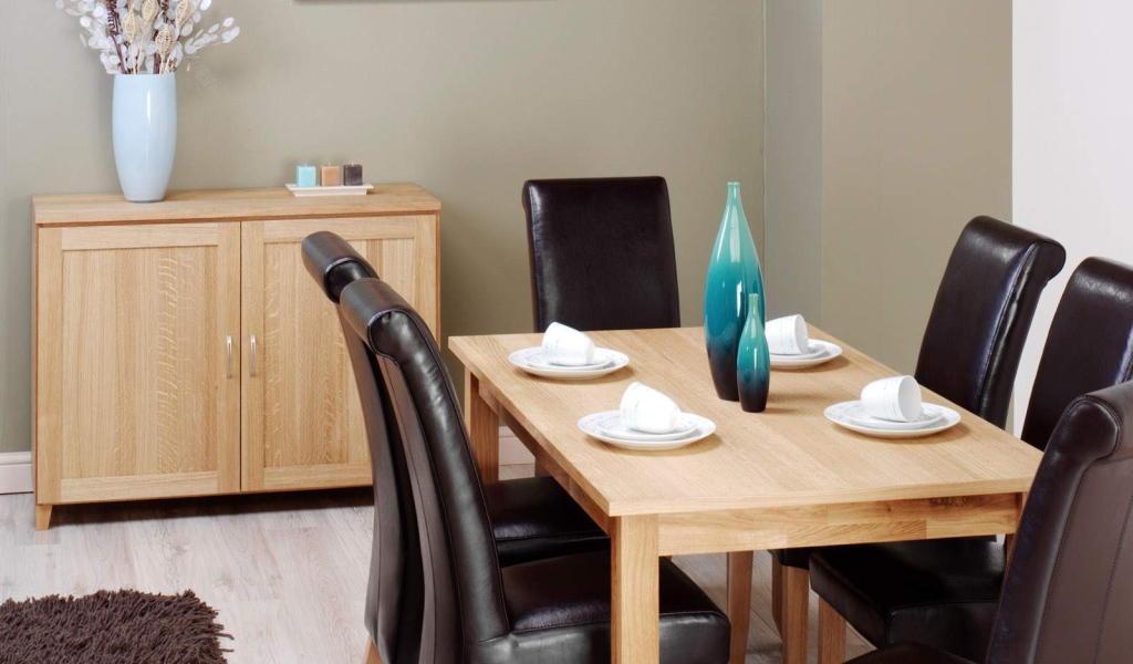 Кожаные стулья в столовой