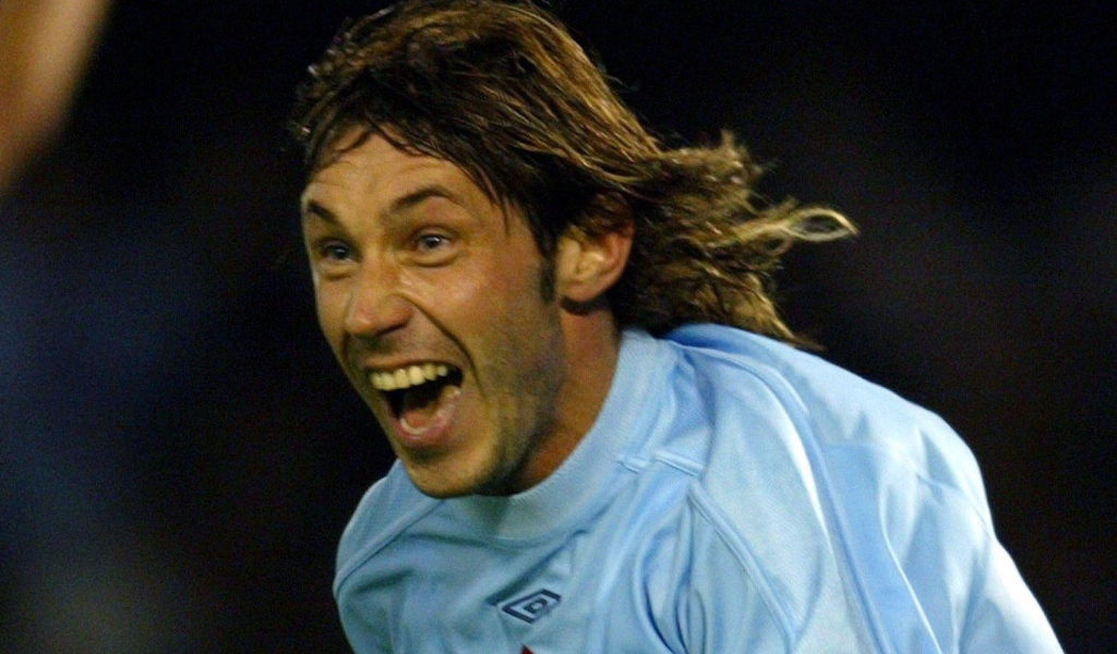 Легендарный футболист Александр Мостовой на поле