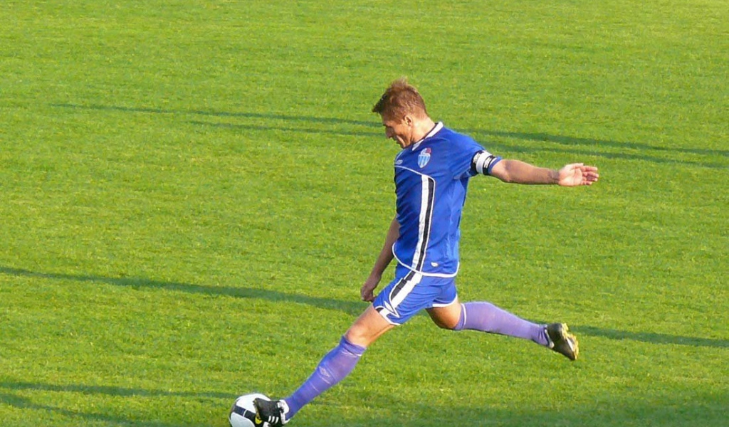 Легендарный футболист Олег Веретенников на поле