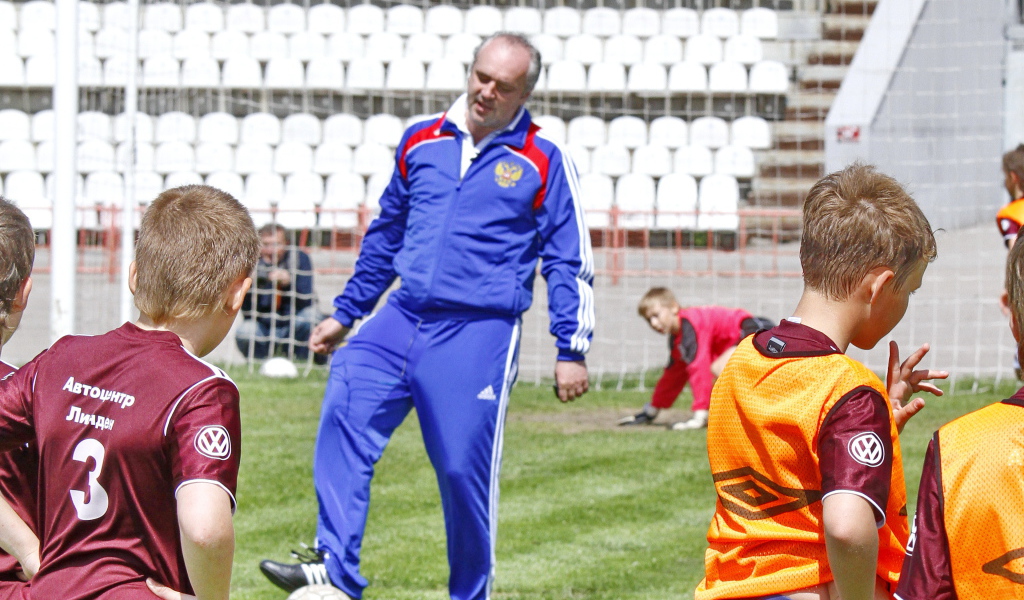 Легендарный вратарь Игорь Шалимов с юными футболистами